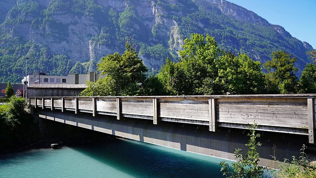 Ab dem 28. November 2024 öffnet die alte Linthbrücke in Netstal für Einbahnverkehr, um den Feierabendverkehr zu entlasten.