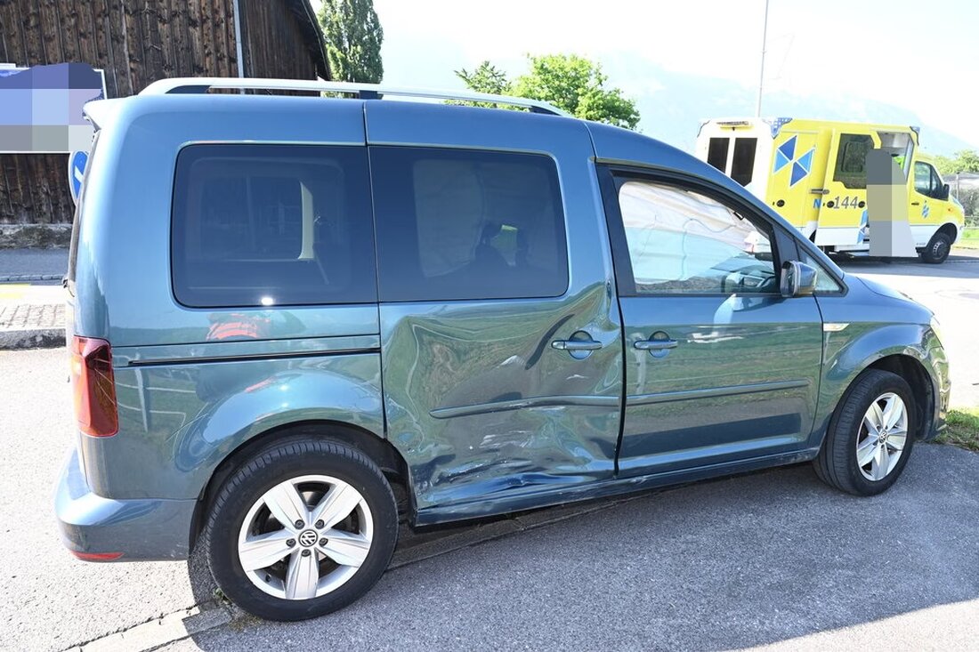 Am Mittwoch kam es in Grabs zu einem Verkehrsunfall zwischen zwei Autos. Ein angetrunkener Fahrer verletzte eine Beifahrerin leicht.
