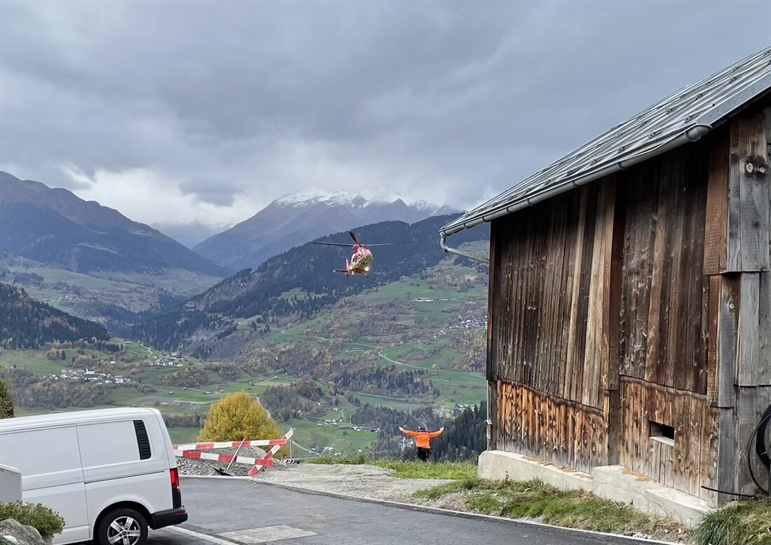 Am 24. Oktober 2025 verletzt sich ein Arbeiter bei einem Sturz auf einer Baustelle in Falera. Polizei ermittelt.