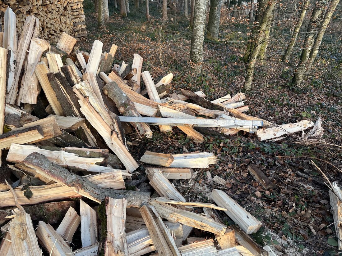 In Busswil verletzte sich ein Mann bei einem Arbeitsunfall am Mittwoch. Er wurde mit der Rega ins Spital geflogen.