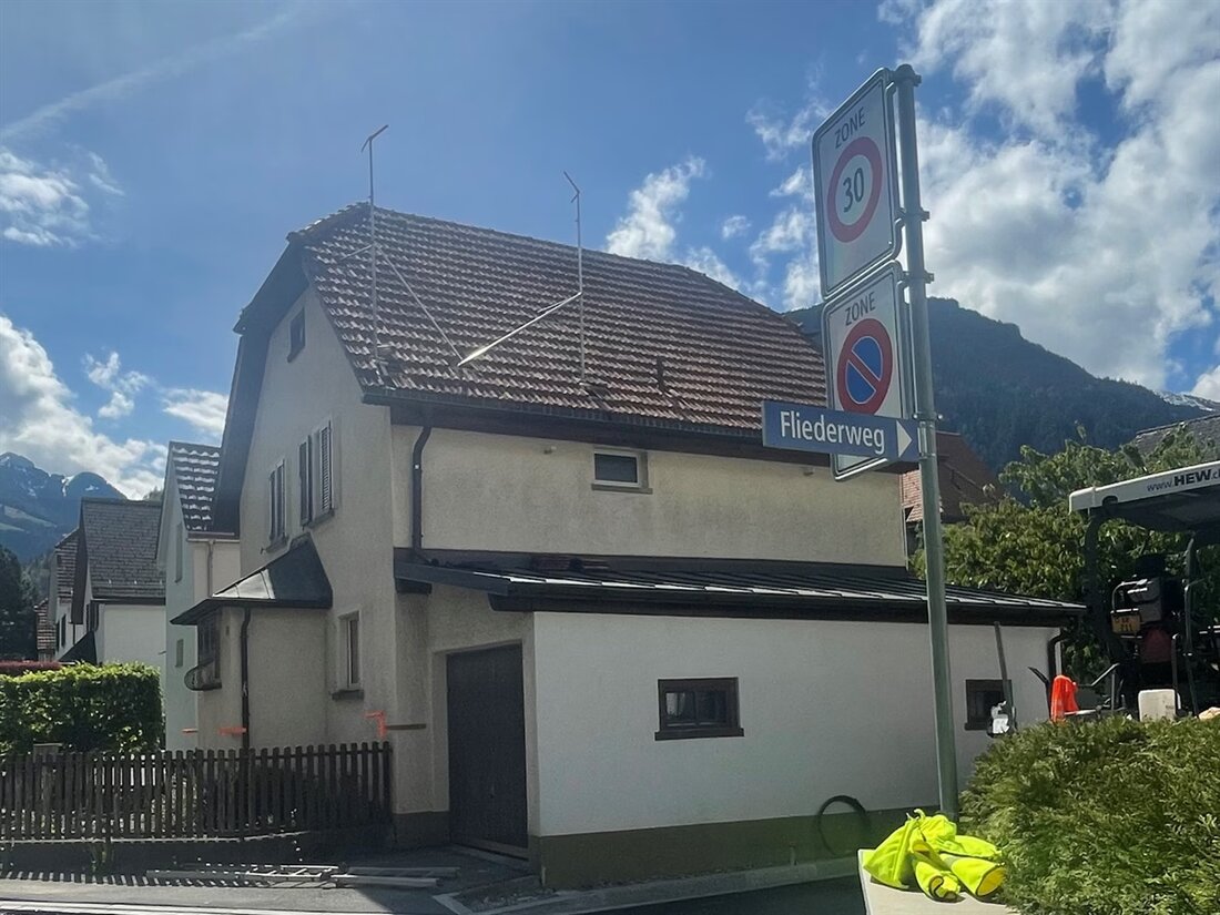 In Chur stürzt ein 27-jähriger Vermessungsassistent von einer Leiter und wird ins Spital gebracht. Ermittlungen laufen.