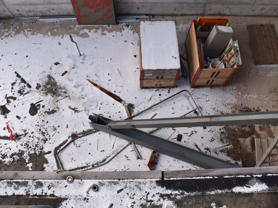 In Flims verletzte ein Arbeiter ein Bein, als ein schwerer Metallträger während Demontagearbeiten auf ihn fiel. Rettungsdienst übernahm.