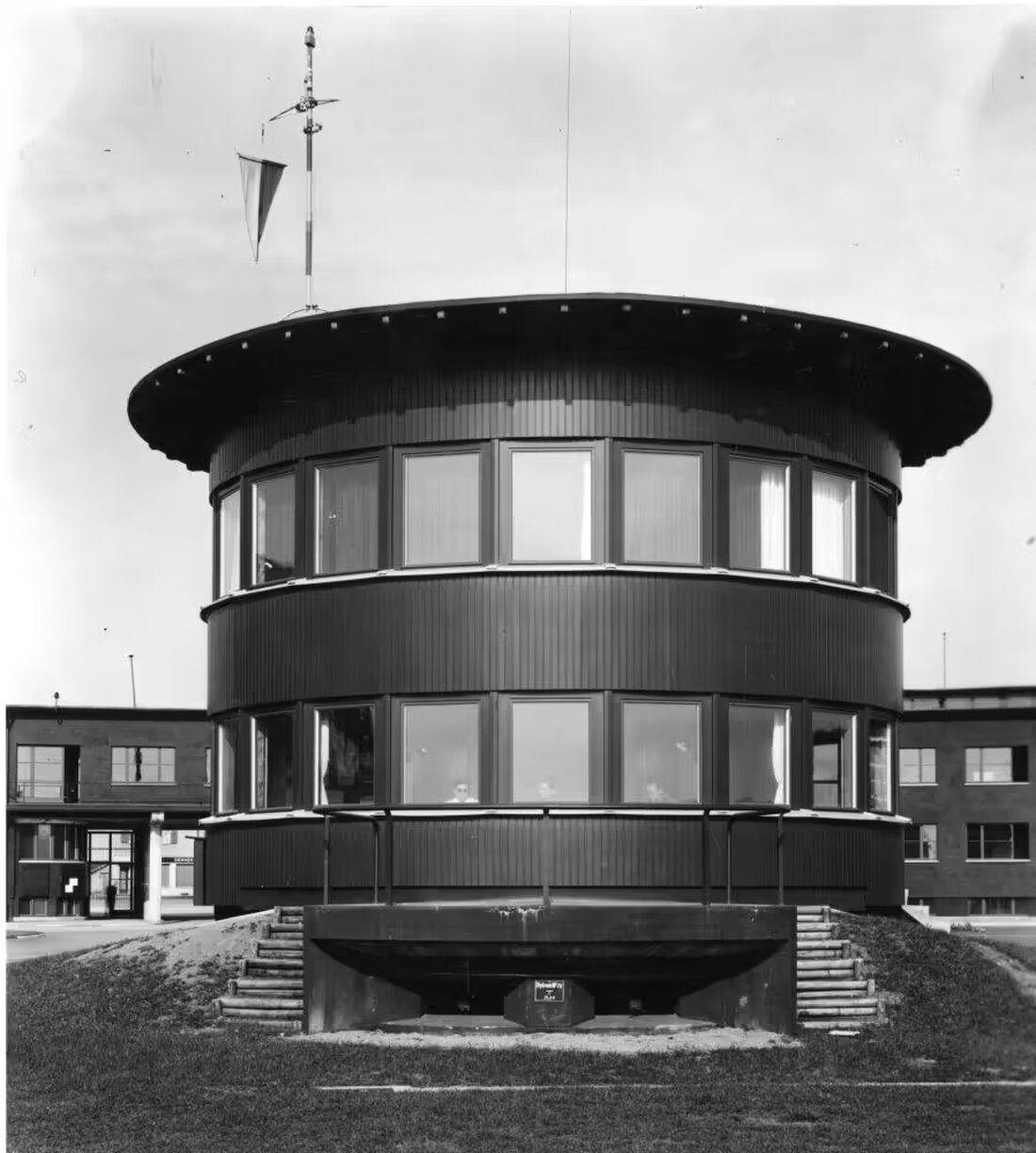 Entdecken Sie die Flugplatzarchitektur in Dübendorf und die faszinierenden Funde einer Rettungsgrabung am Spitalfriedhof.