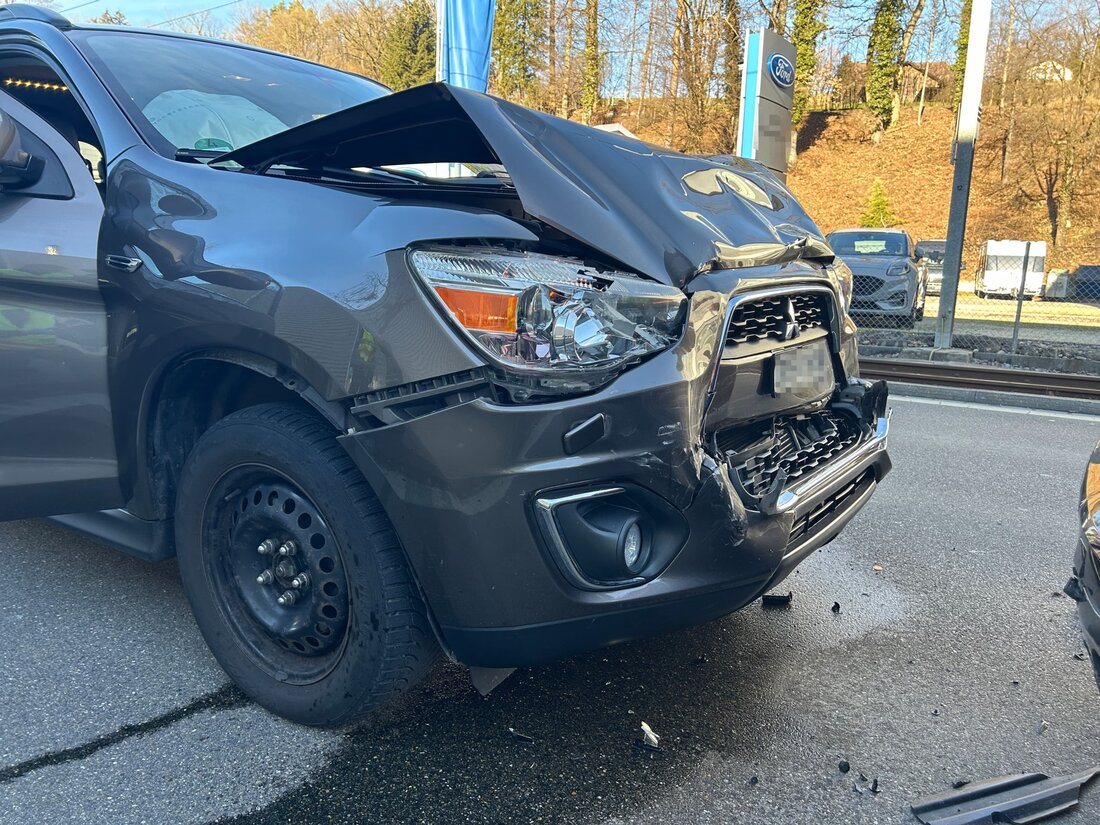 Auffahrkollision in Matzingen: Ein 16-jähriges Mädchen verletzt, Fahrer überblickte stehendes Auto. Sachschaden in Tausenderhöhe.