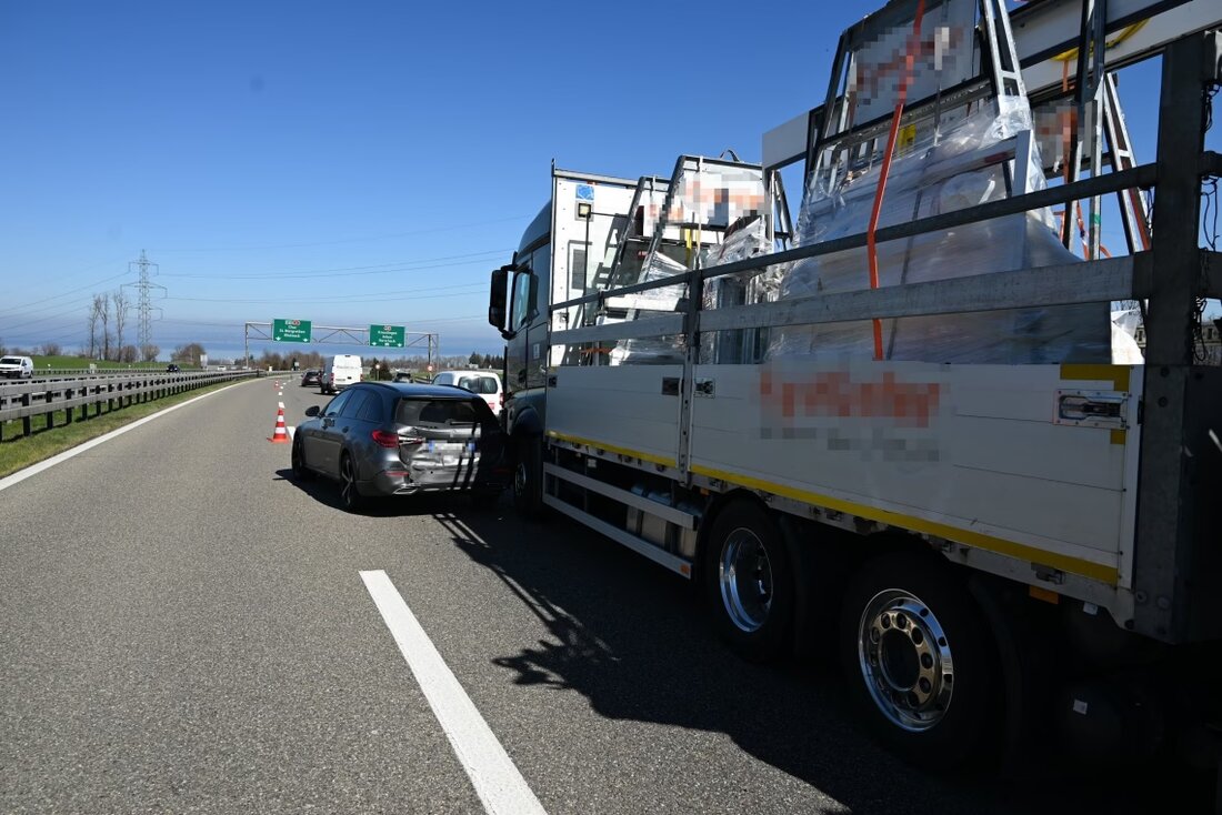 Auffahrkollision auf der A1 bei Mörschwil: Lastwagen rammt Auto, 54-jähriger Fahrer leicht verletzt und hoher Sachschaden.