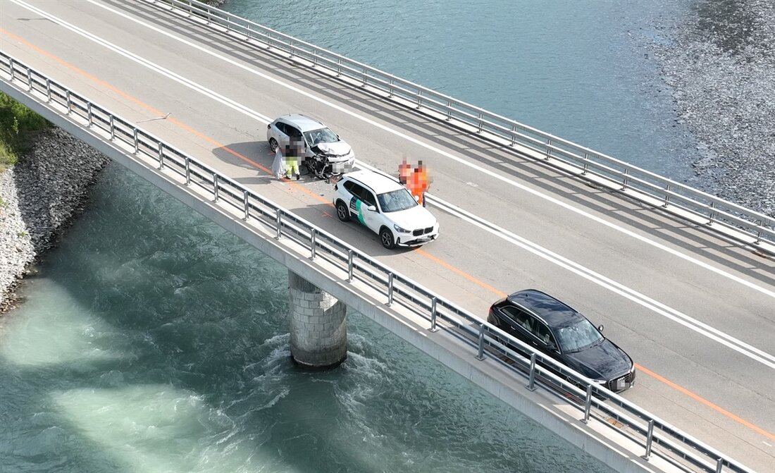 Am 01.08.2025 kam es auf der A13 in Bonaduz zu einer Auffahrkollision zwischen drei Autos. Zwei Personen wurden verletzt.