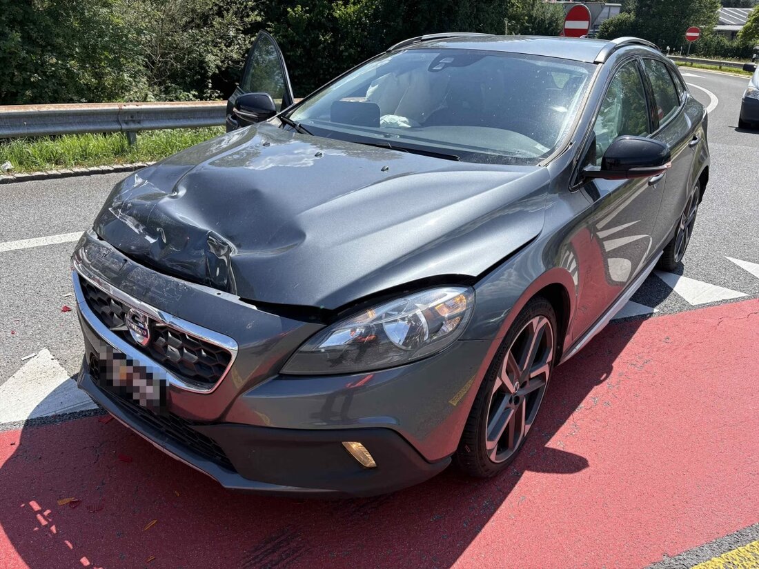 Auffahrkollision auf der A13 bei Haag: Eine 61-Jährige leicht verletzt, Sachschaden von 40'000 Franken entstanden.