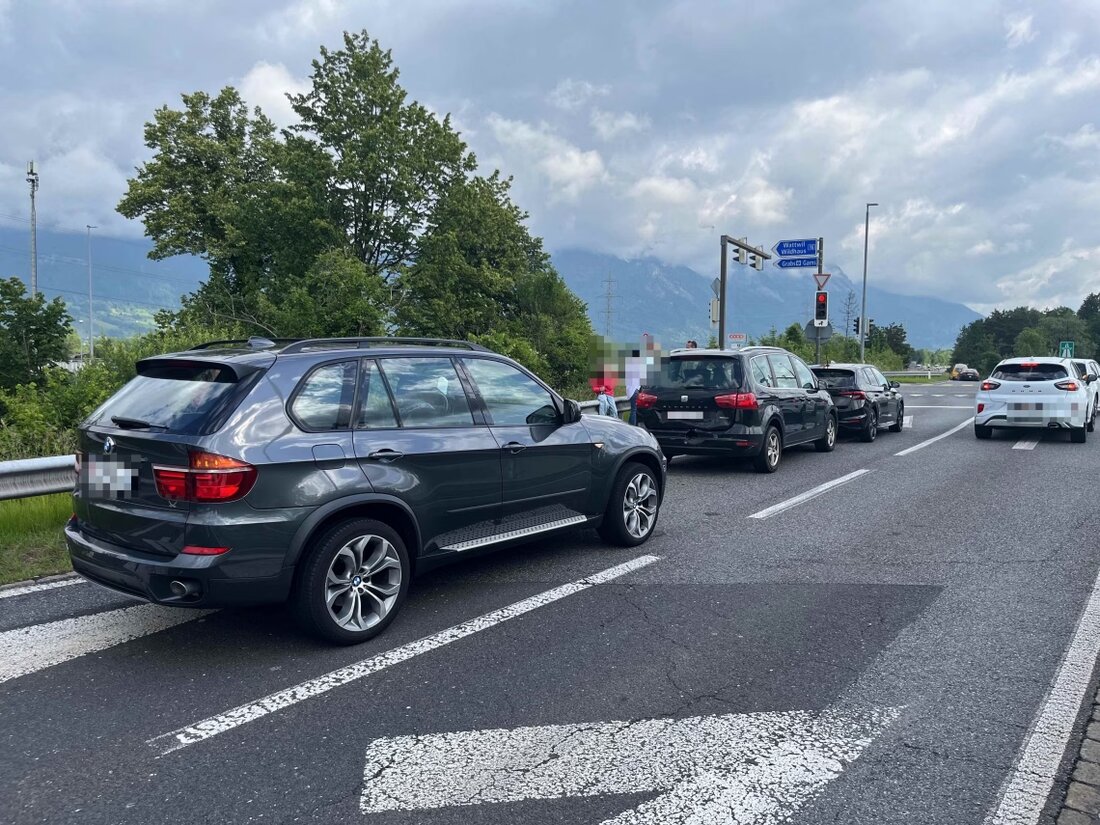 Am 24.05.2025 ereignete sich um 09:30 Uhr auf der N13 in Haag eine Auffahrkollision zwischen drei Autos, bei der eine 64-Jährige fahrunfähig wurde.