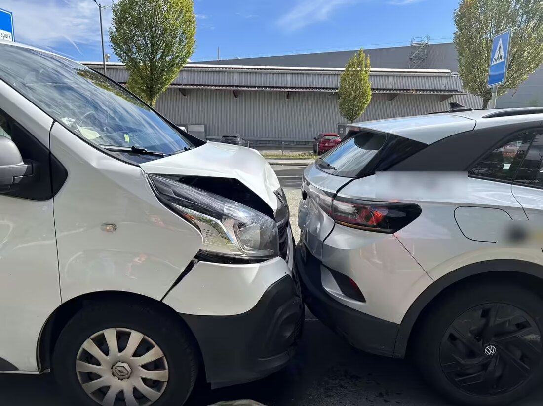 Auffahrkollision in Abtwil: 48-Jährige leicht verletzt, Sachschaden von 6.500 Franken nach Unfall mit Lieferwagen.