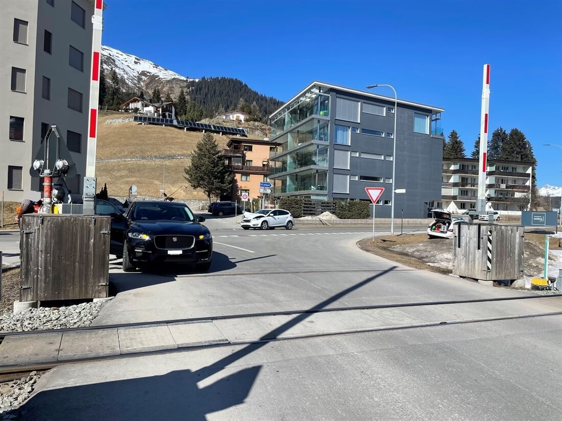 In Davos Dorf kam es zu einem Auffahrunfall; ein 28-Jähriger wurde verletzt und ins Spital transportiert.