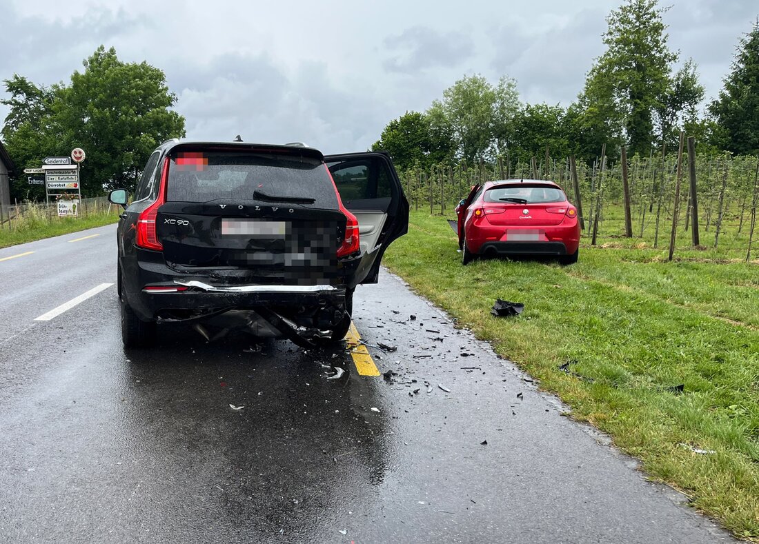 Am Donnerstag wurden in Güttingen zwei Autofahrerinnen bei einem Auffahrunfall verletzt. Die Polizei ermittelt vor Ort.