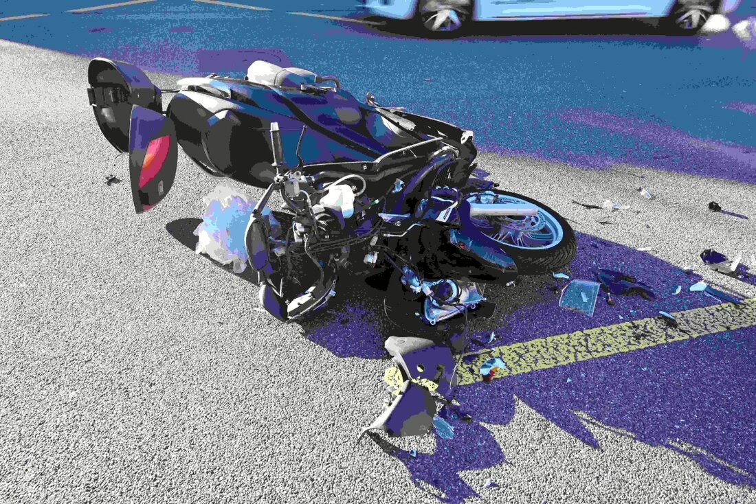 Auffahrkollision in Widnau: Betrunkener 75-Jähriger verursacht Unfall mit Motorrad, Fahrer verletzt und ins Spital gebracht.