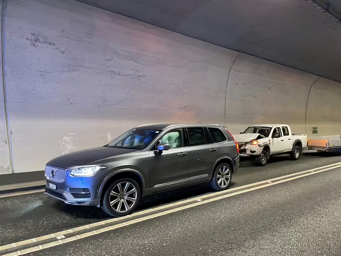 Bei einer Auffahrkollision im Umfahrungstunnel Küblis am 18. Oktober wurden zwei Fahrzeuge total beschädigt. Verkehr wurde umgeleitet.