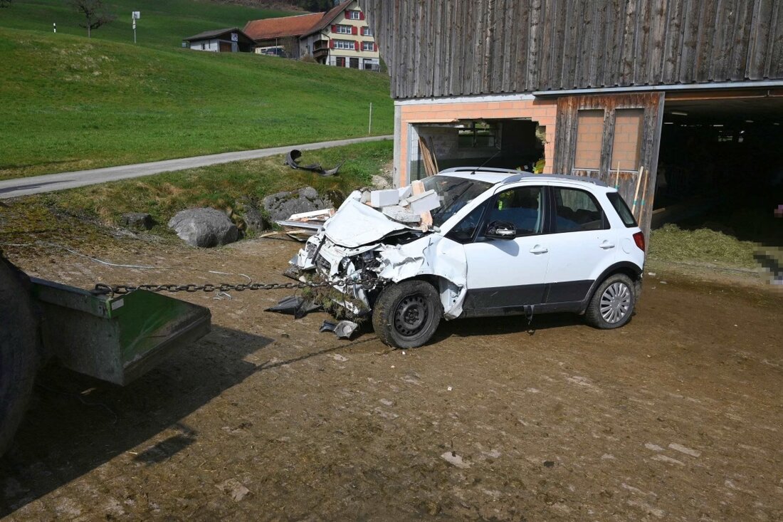 Am Montag prallte ein Auto in Lütisburg in eine Scheune. Der 68-jährige Fahrer erlitt schwere Verletzungen, eine Kuh musste eingeschläfert werden.