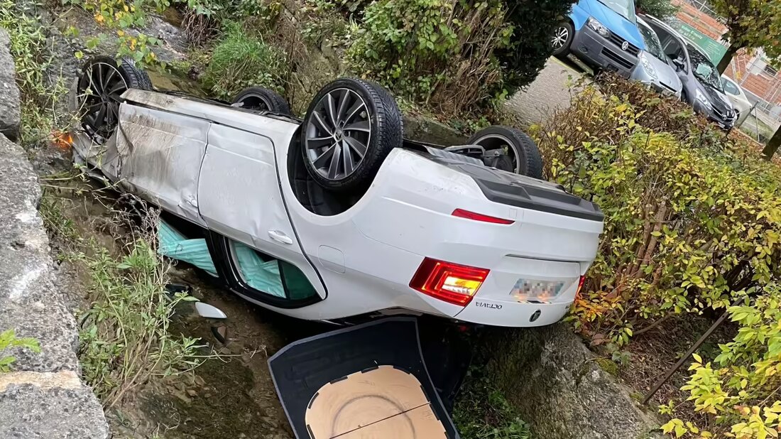 In Herznach landete ein Skoda nach einem Unfall auf dem Dach im Staffeleggbach; der Fahrer blieb unverletzt, es entstand Sachschaden.