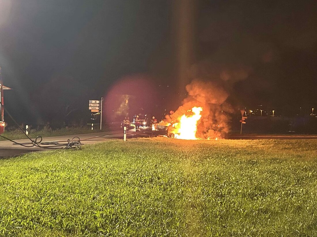 Am Samstagabend entflammte ein Auto auf der Ragazerstrasse in Mels. Feuerwehr löschte, technischer Defekt als Ursache vermutet.