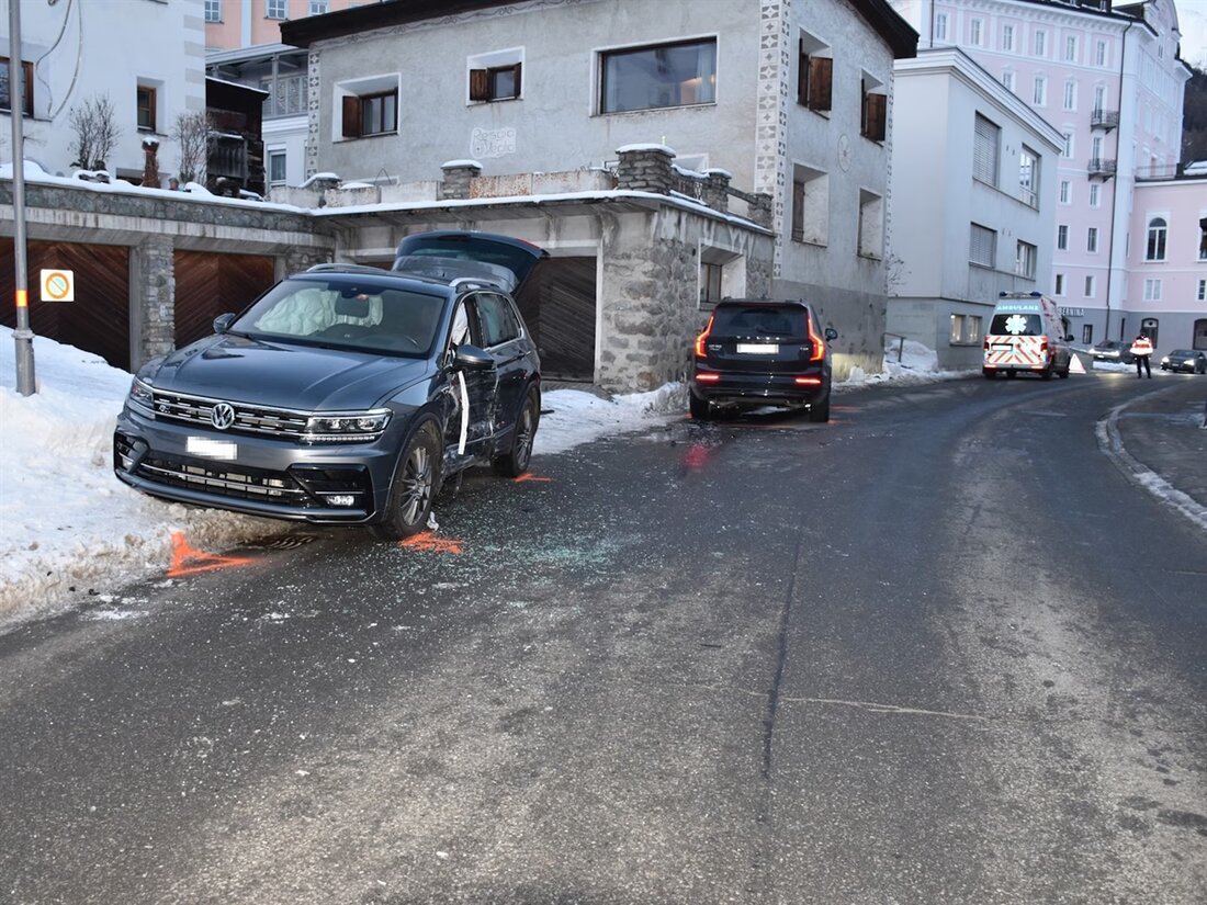 In Samedan kam es zu einem Unfall zwischen zwei Autos, bei dem eine Person verletzt wurde. Die Kantonspolizei ermittelt.