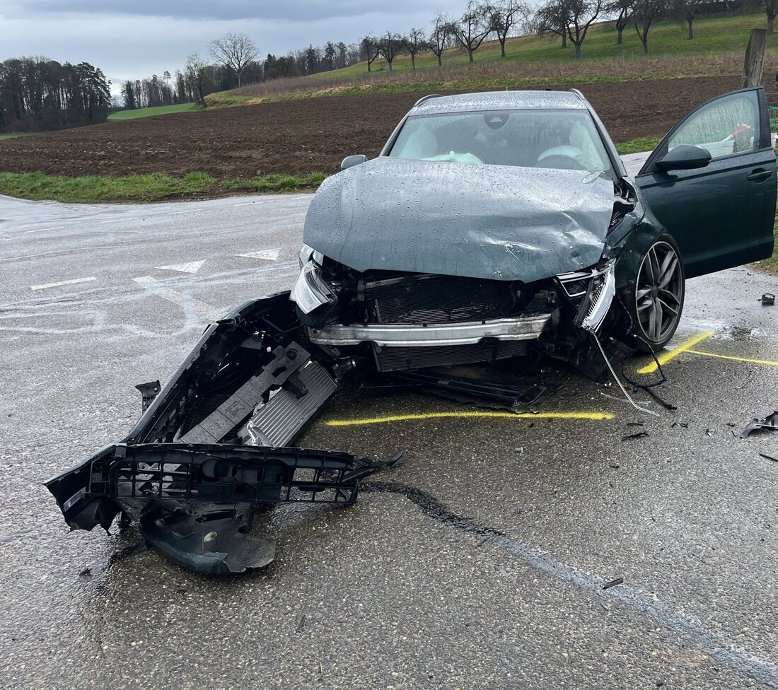 In Uerschhausen kollidierte am Sonntag ein Auto mit einer 65-jährigen Fahrerin, die leicht verletzt ins Spital gebracht wurde.