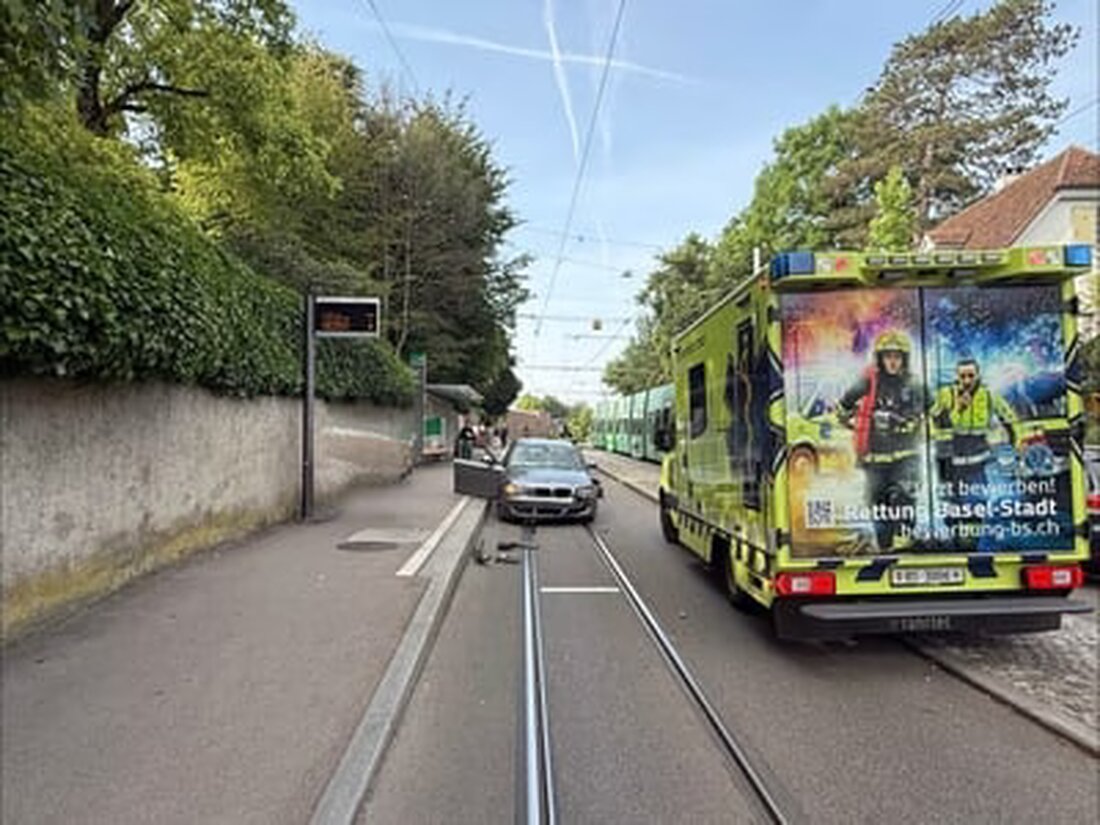 Ein 91-jähriger Autofahrer geriet in Riehen auf die Gegenfahrbahn, kollidierte mit zwei Fahrzeugen und verletzte zwei Personen leicht.