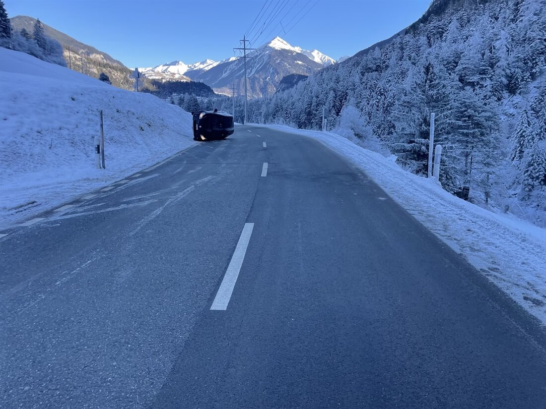 Ein Auto schleuderte am 31.12.2024 in Surava auf der vereisten Landwasserstrasse und kippte auf die Seite. Die Fahrerin wurde verletzt.