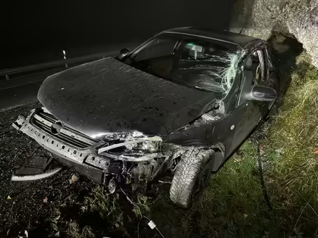 Ein 26-Jähriger verunfallte bei Enggenhütten aufgrund von dichtem Nebel. Totalschaden am Fahrzeug, Fahrer blieb unverletzt.