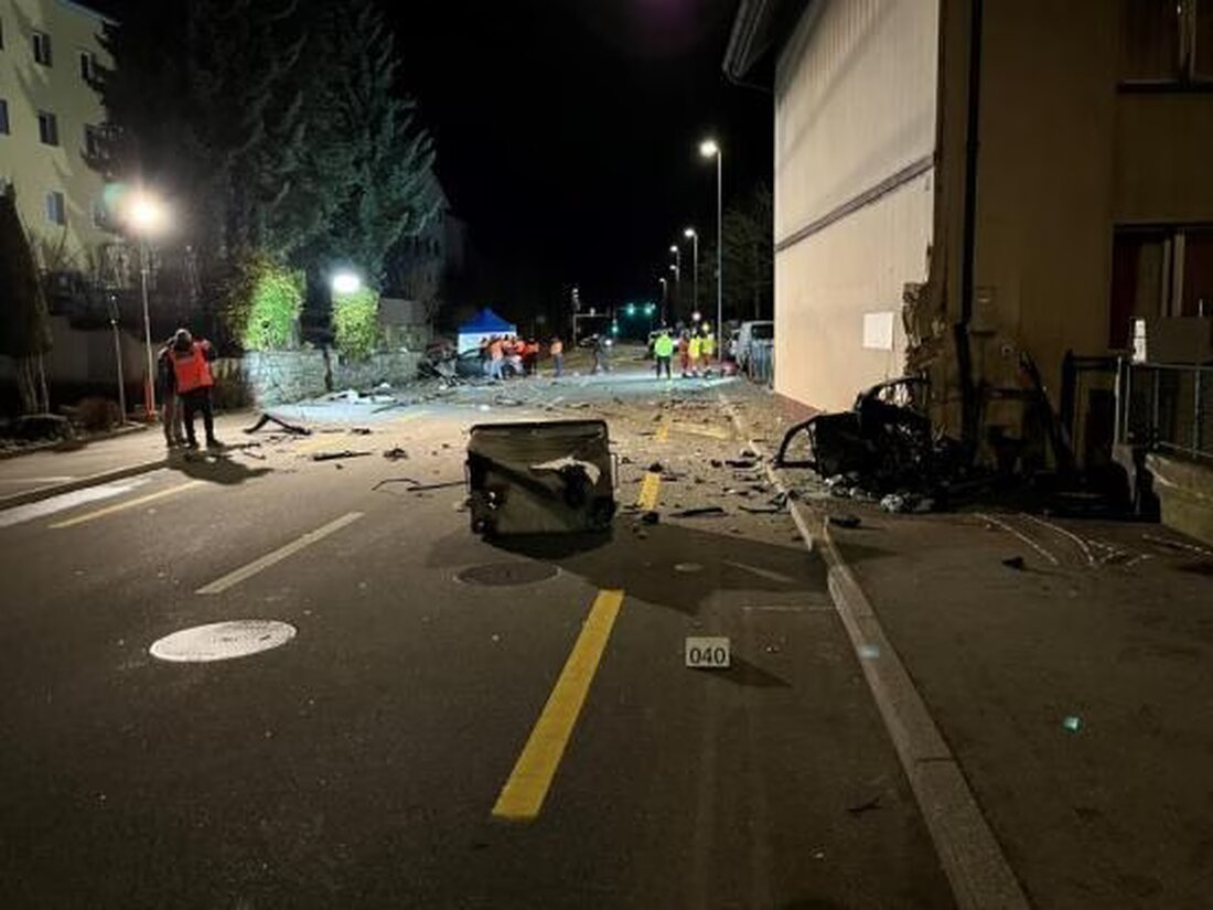 Bei einem schweren Verkehrsunfall in Langnau am Albis starb ein Mann, zwei weitere Personen wurden verletzt. Die Polizei ermittelt.