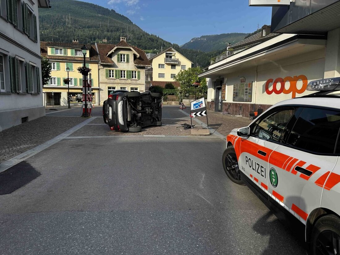 Am Samstag, den 14.06.2025, verunfallte ein Auto auf der Sarganserstrasse in Mels. Die 65-jährige Fahrerin blieb unverletzt.