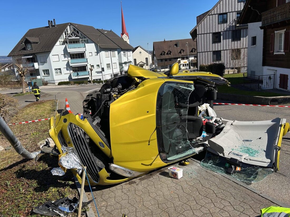 In Mühlau prallte eine Automobilistin gegen eine Strassenlampe, kippte um und wurde verletzt ins Spital gebracht. Ursachen unklar.
