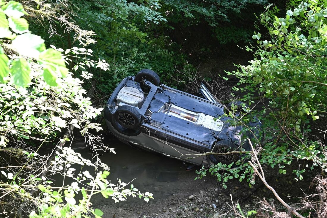 Am Dienstag in Mühlrüti kam ein 74-jähriger Fahrer bei einem Selbstunfall mit seinem Auto ohne Verletzungen von der Straße ab und landete im Bach. Sachschaden: 20'000 Franken.