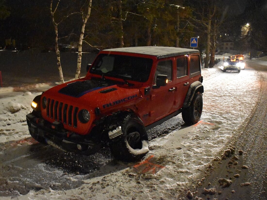 In St. Moritz kam es zu einer Kollision zwischen einem Auto und einem Kandelaber. Zeugen werden gebeten, sich zu melden.