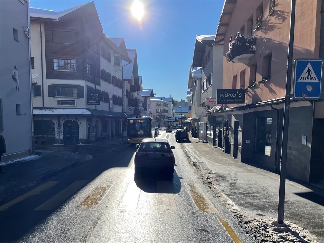 In Lenzerheide wurde ein 65-jähriger Fussgänger auf dem Fussgängerstreifen von einem Auto erfasst und verletzt. Die Polizei ermittelt.