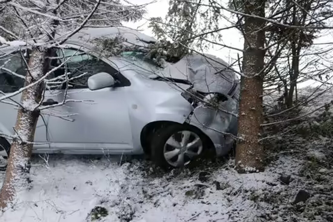 Eine 18-jährige Lenkerin verlor in Meistersrüte bei winterlichen Verhältnissen die Kontrolle über ihr Auto und verursachte einen Selbstunfall.