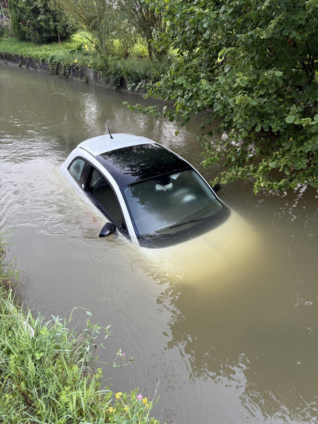 In Frauenfeld wurde ein gestohlenes Auto im Walzmühlekanal gefunden. Die Kantonspolizei sucht Zeugen für weitere Hinweise.