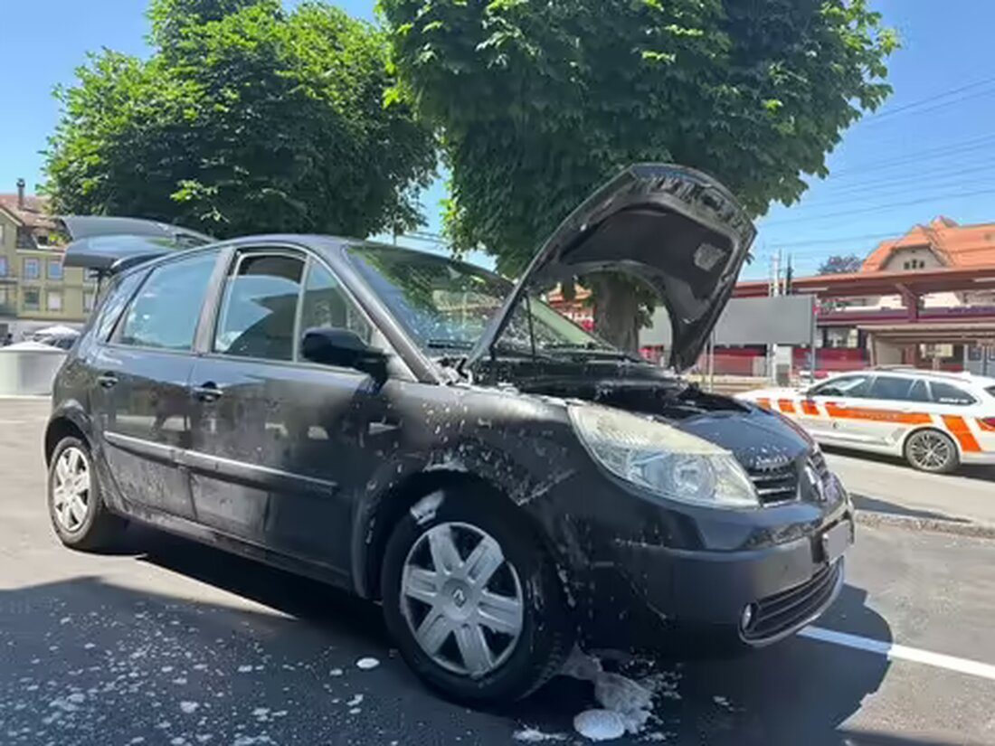 Am 25.06.2023 entstand in Appenzell nach einer Fahrt ein Autobrand. Der Fahrer konnte das Feuer mit Hilfe der Feuerwehr schnell löschen.