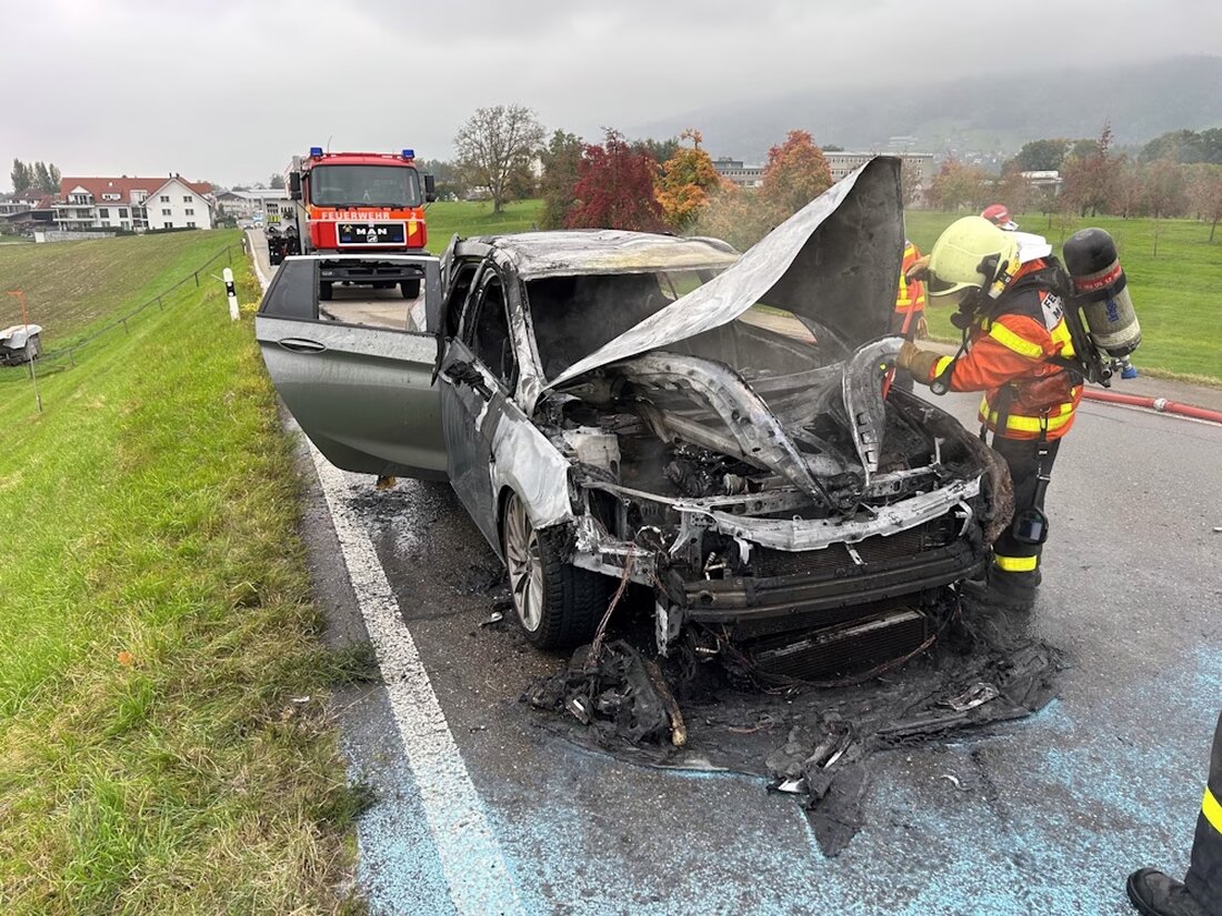 Auto in Mörschwil fängt während der Fahrt Feuer. Ein 39-Jähriger leicht verletzt, Feuerwehr schnell im Einsatz.