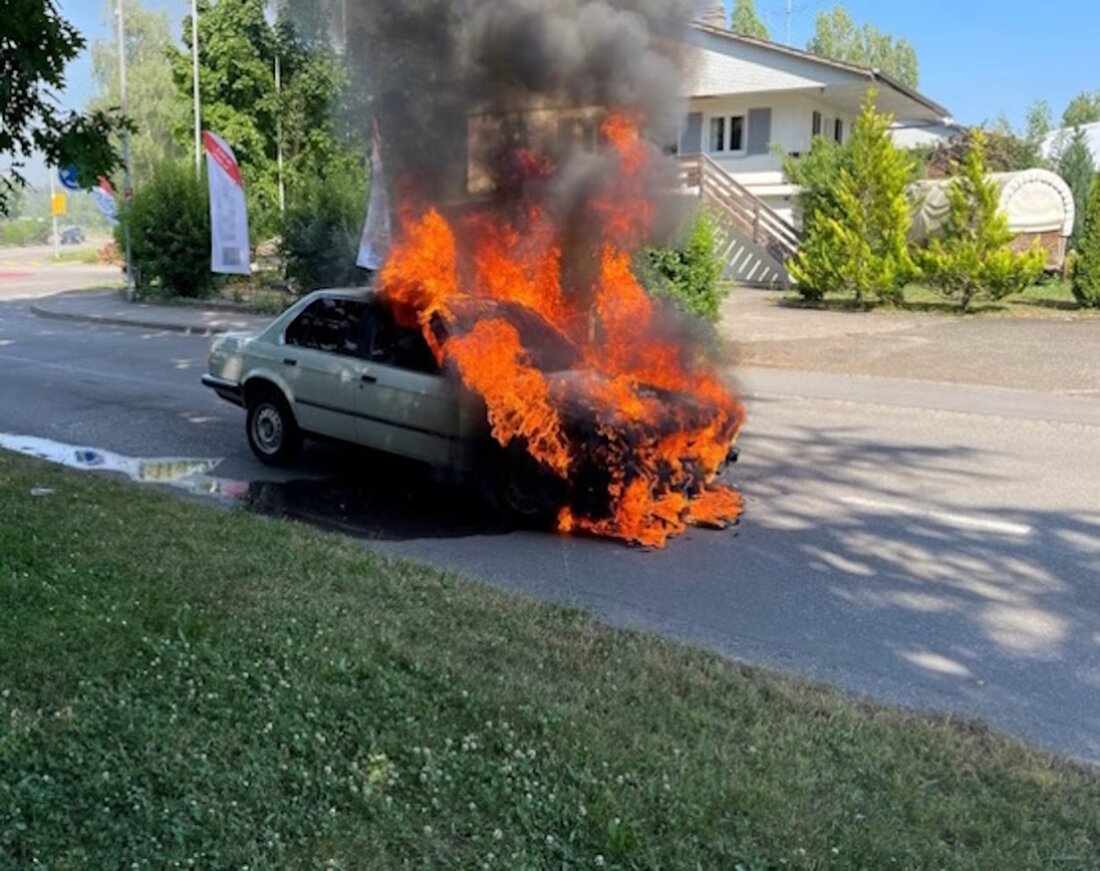 In Estavayer-le-Lac brach am 22. Juni 2025 während der Fahrt ein Feuer in einem Auto aus. Feuerwehr und Polizei waren schnell vor Ort; glücklicherweise gab es keine Verletzten.