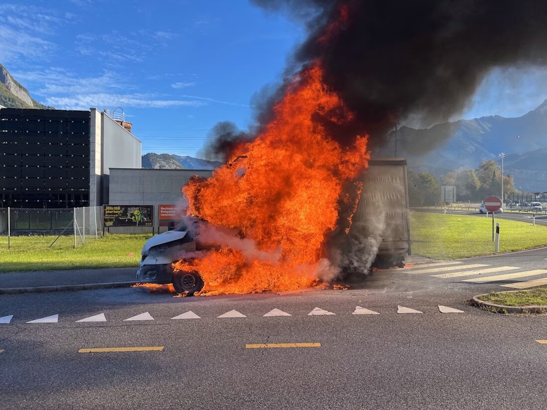 Am 08.10.2025 geriet ein Auto auf der A3 bei Mels in Brand. Feuerwehr und Polizei waren im Einsatz, Sachschaden von 30.000 Franken.