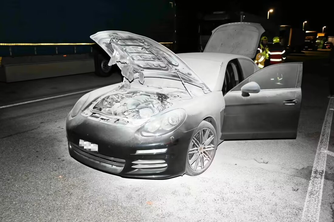 Am Rastplatz Wildhus Süd bei Gossau kam es am 6.11.2024 zu einem Autobrand, der durch einen Fahrer gelöscht wurde. Technischer Defekt vermutet.