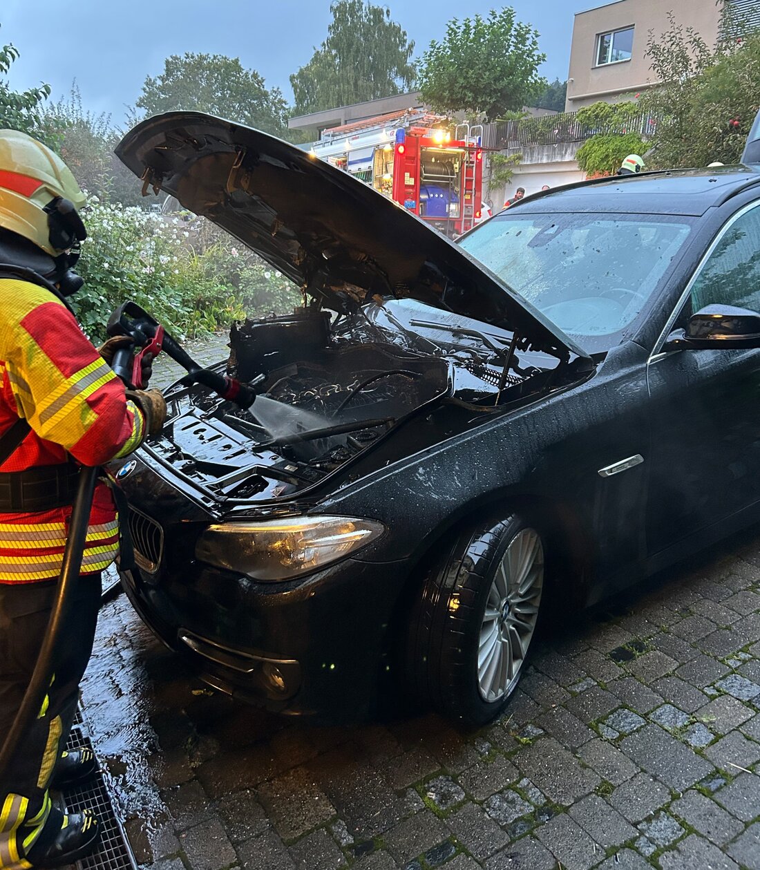 In Hüttwilen brannte ein parkiertes Fahrzeug. Feuerwehr löschte schnell, Sachschaden durch technischen Defekt. Kein Verletzter.