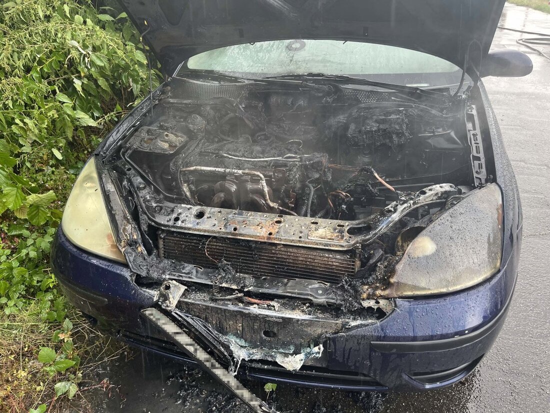 Am Samstag brannte ein Auto in Safenwil. Die Polizei sucht Zeugen und Hinweise zu den Personen, die Feuerwerkskörper zündeten.
