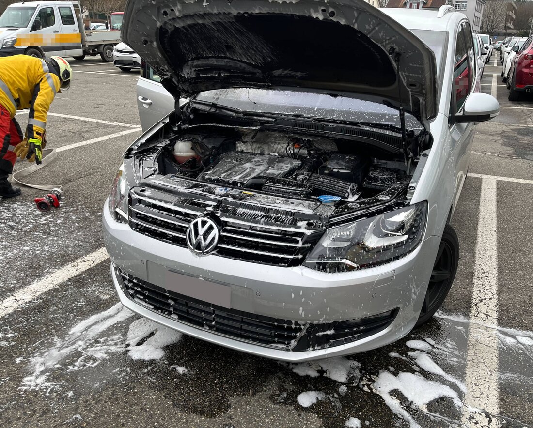In Frauenfeld löste ein technischer Defekt einen Fahrzeugbrand aus. Die Feuerwehr konnte schnell löschen, niemand wurde verletzt.