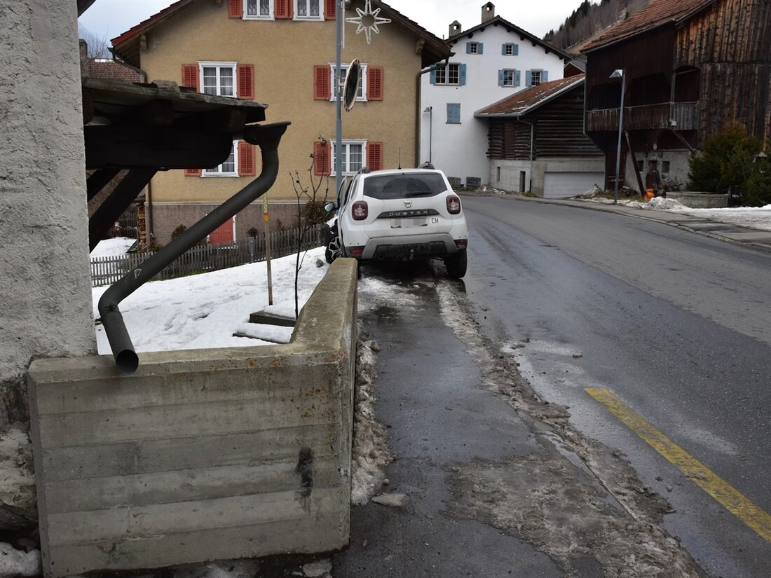 In Tinizong kam es zu einem Unfall, bei dem eine 59-jährige Fahrerin gegen eine Betonmauer prallte. Sie verletzte sich leicht.