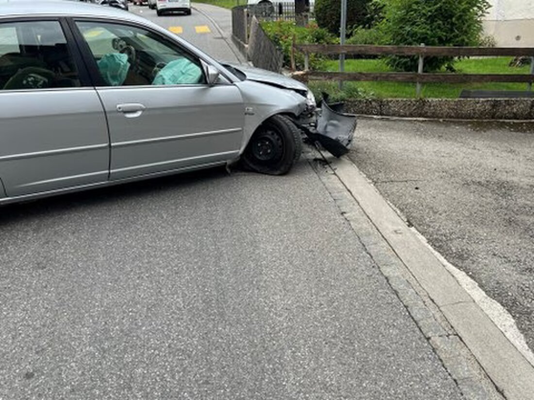 Eine 68-jährige Fahrerin kollidierte am 04.07.2025 in Appenzell mit einem Gartenzaun. Glücklicherweise blieb sie unverletzt.