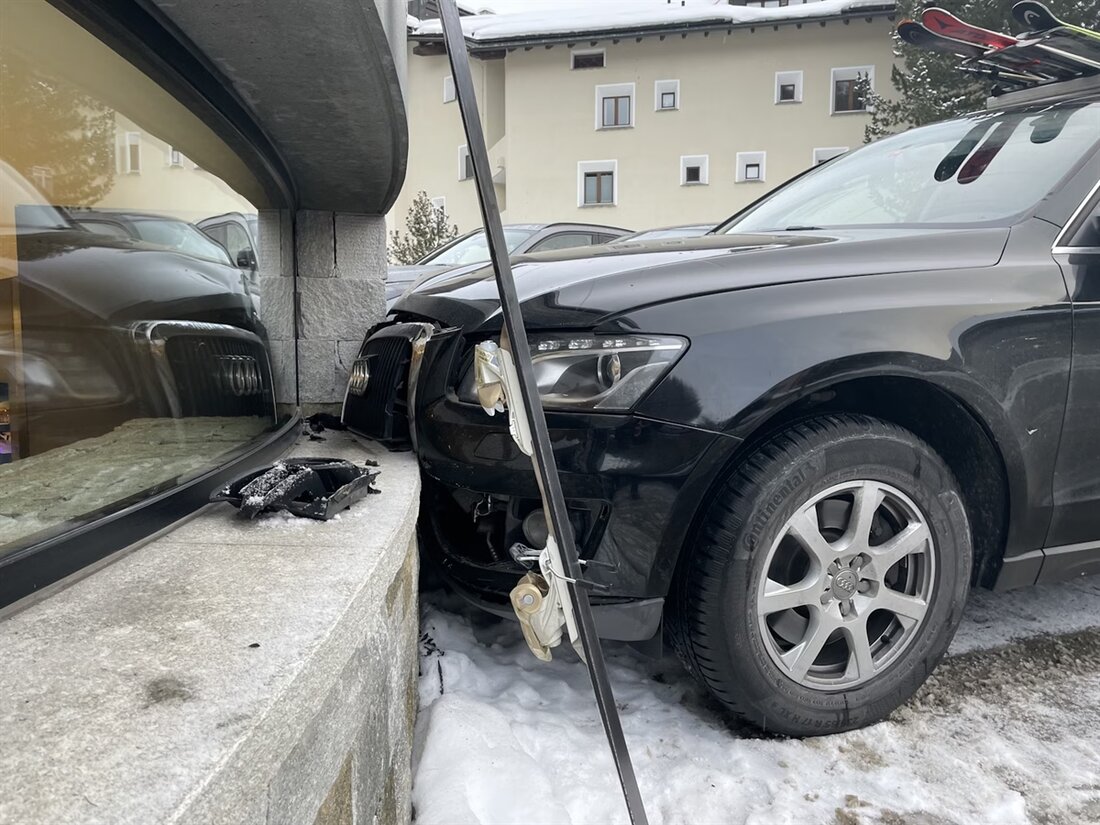 Automobilist kollidiert in Silvaplana-Surlej mit Hausfassade. Der 59-Jährige wurde ins Spital transportiert, Gründe unklar.