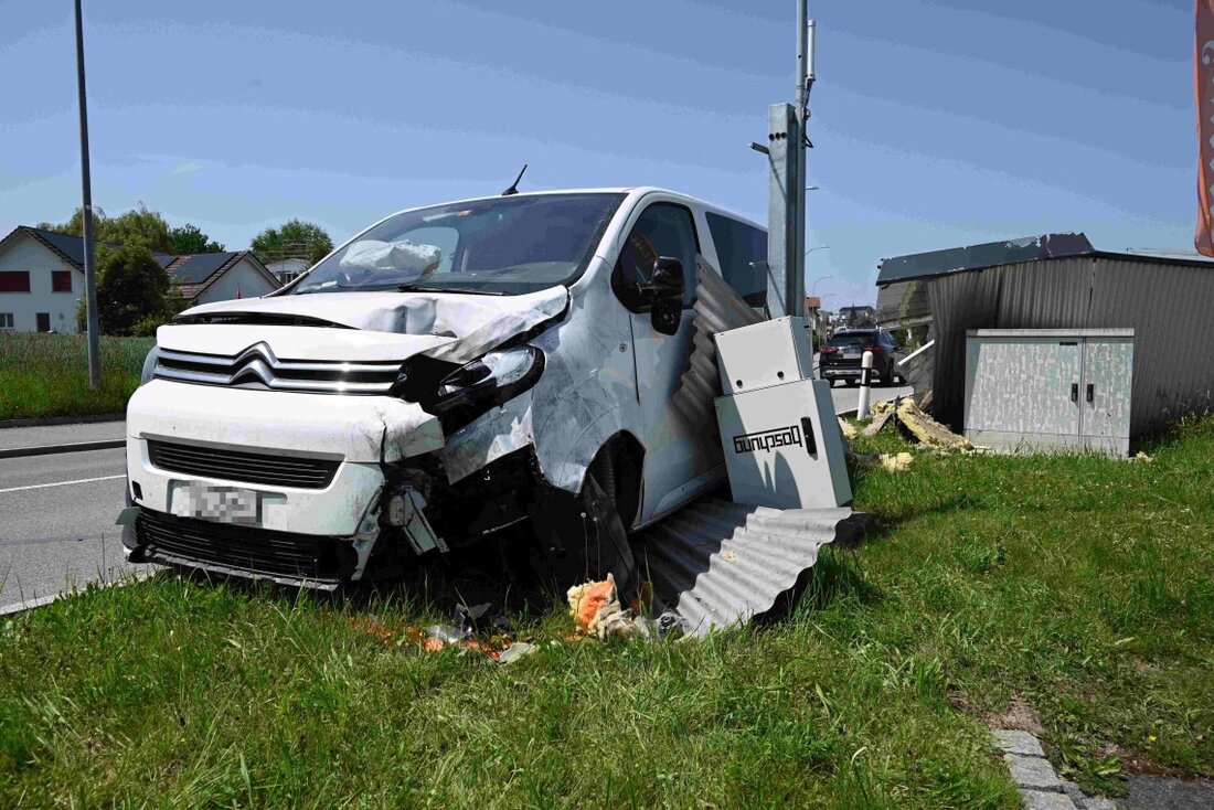 Am Freitag, den 13.06.2025, kam es in Muolen zu einem Selbstunfall eines Autos, das in eine Lärmschutzwand und Wettermessstation prallte, mit Sachschaden von 60.000 Franken.