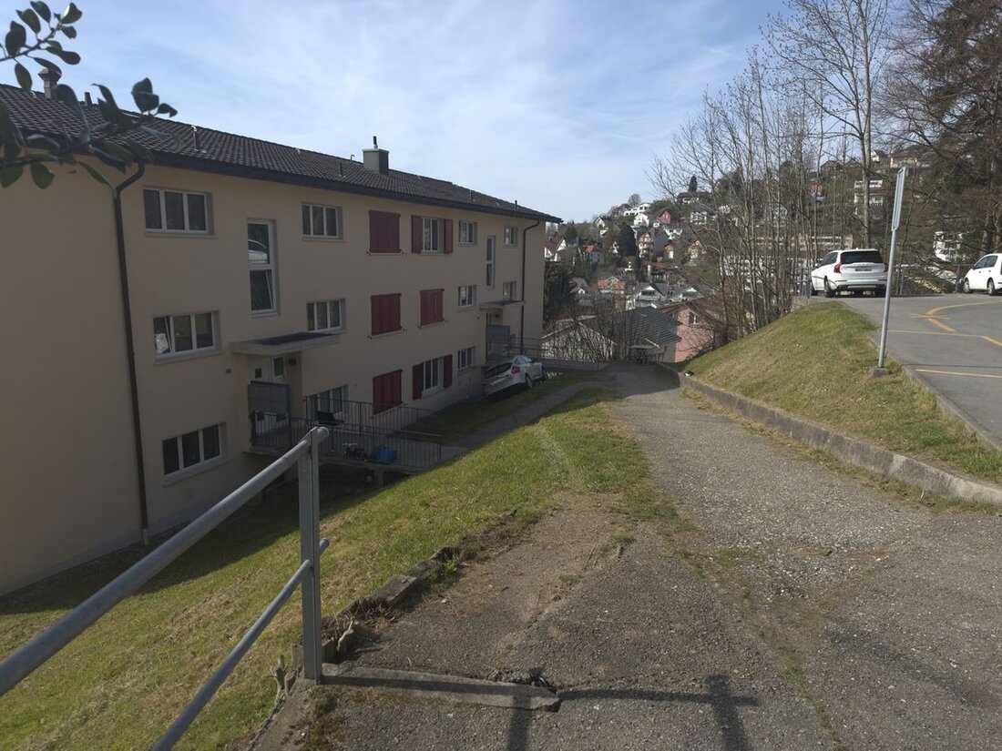 In Herisau rollte ein parkierter Personenwagen führerlos eine Böschung hinunter und kollidierte mit einer Betonmauer. Sachschaden entstand.