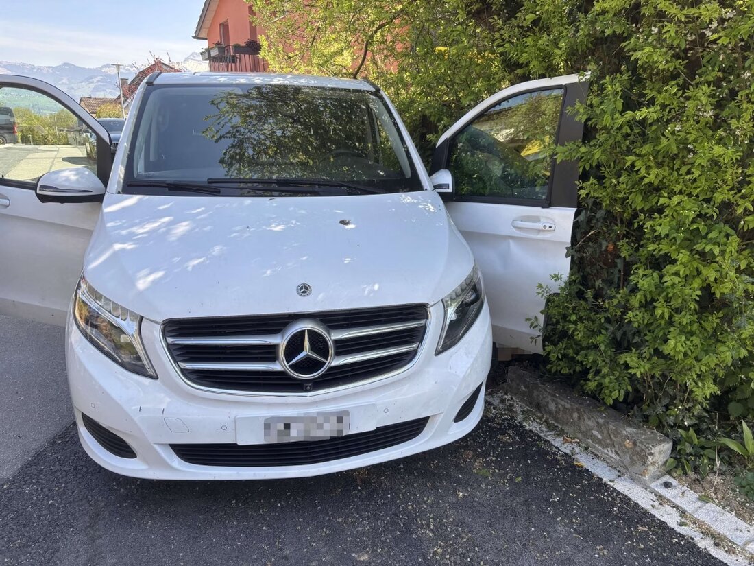 Ein 56-jähriger Mann wurde am 08.04.2025 in Schmerikon zwischen einem Auto und einer Mauer eingeklemmt und leicht verletzt.
