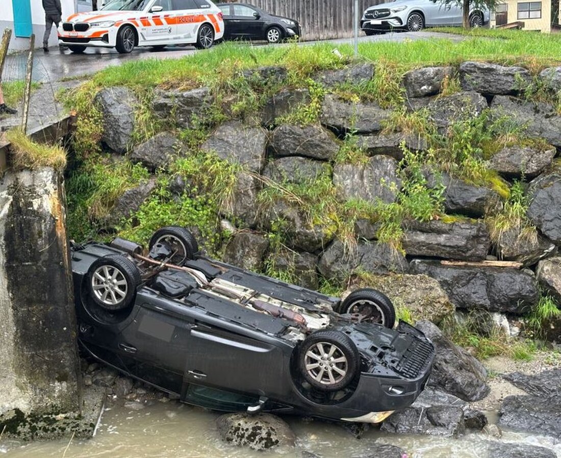 In Weissbad rollte ein ungesichertes Auto in den Brüelbach. Glücklicherweise blieben alle unversehrt. Feuerwehr verhinderte Umweltschäden.