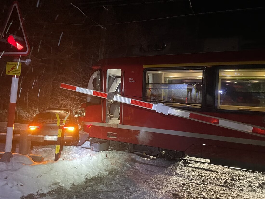 In Pontresina rutschte ein Auto unter einer Bahnschranke auf das Bahntrassee und kollidierte mit einem Zug. Fahrer unverletzt.