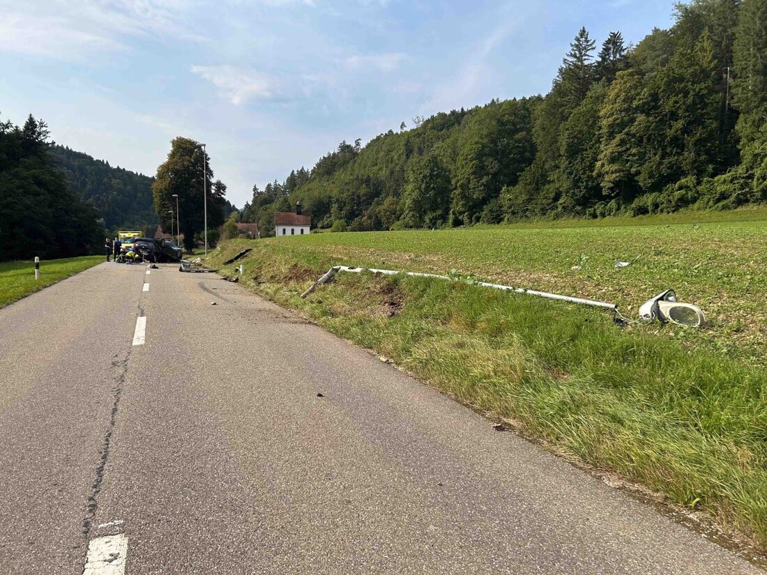 Ein 70-jähriger Automobilist verletzte sich bei einem Selbstunfall in Laufenburg, nachdem er mit einem Kandelaber kollidierte.